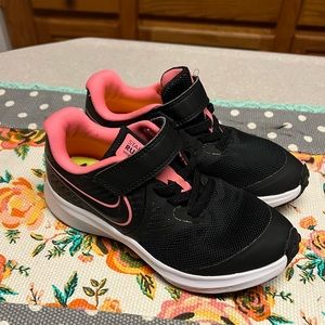 Girls Nike shoes size 11C, EUC